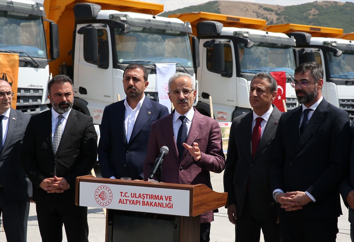 Ulaştırma ve Altyapı Bakanı Abdulkadir Uraloğlu (solda), Bitlis'in Tatvan ilçesinde çevre yolu...