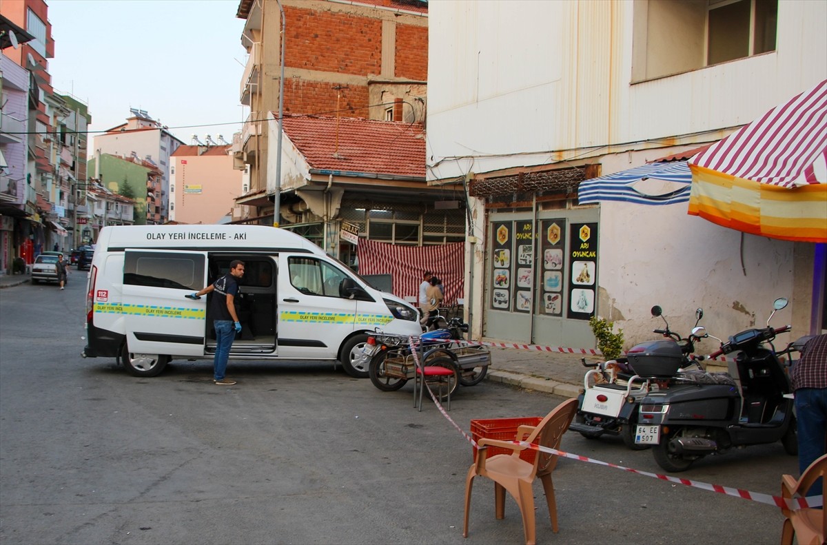 Uşak'ın Eşme ilçesinde iki aile arasında çıkan bıçaklı kavgada 5 kişi yaralandı. İhbar üzerine...