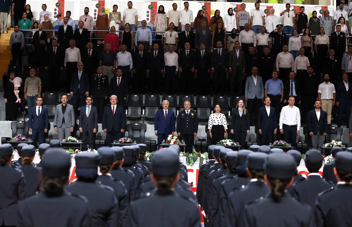 Aksaray Şehit Önder Güzel Polis Meslek Eğitim Merkezi'nde (POMEM) eğitimlerini tamamlayan 280...