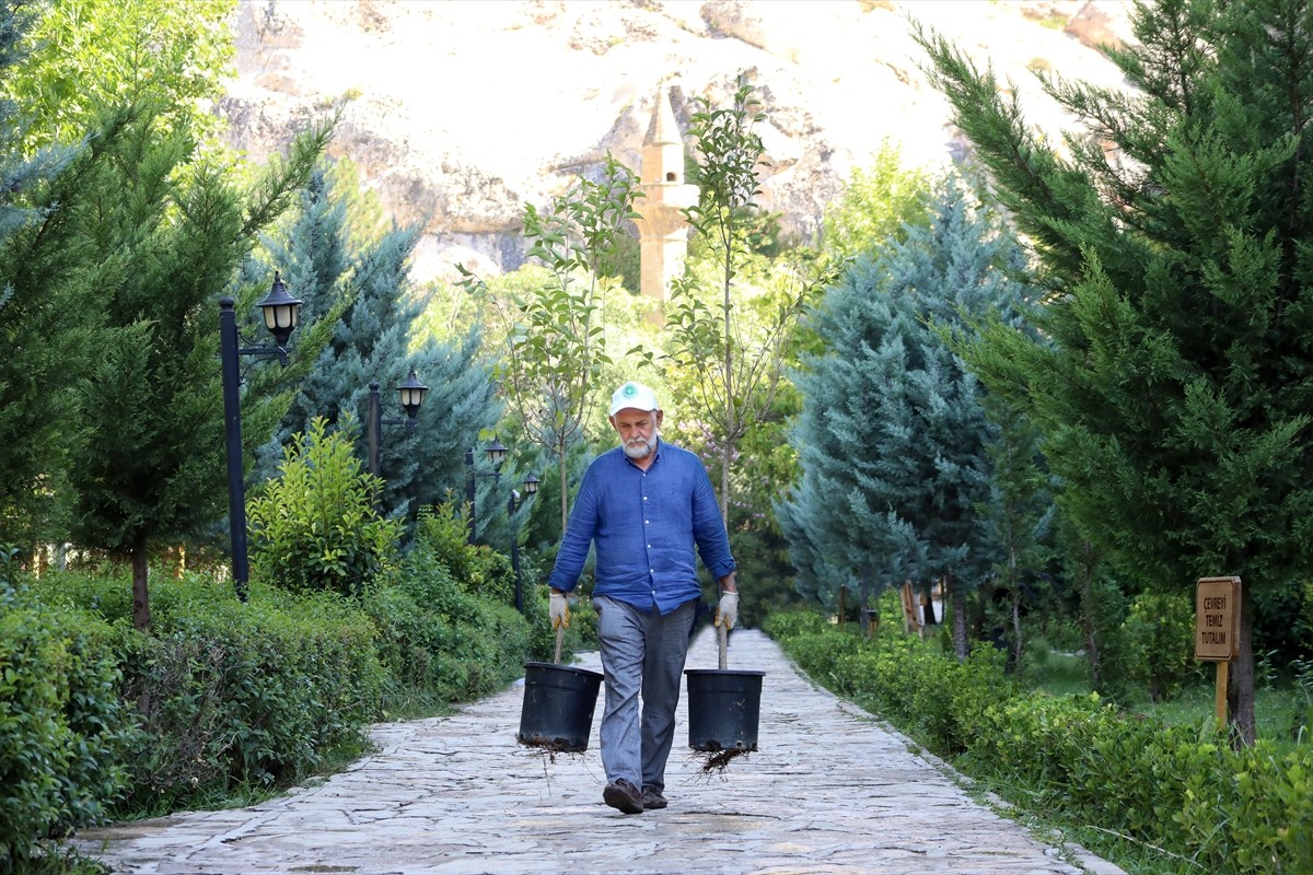 Ankara'da yaşayan ve orman yangınlarına üzülen 66 yaşındaki emekli esnaf Hasan Aydın, gönüllü...