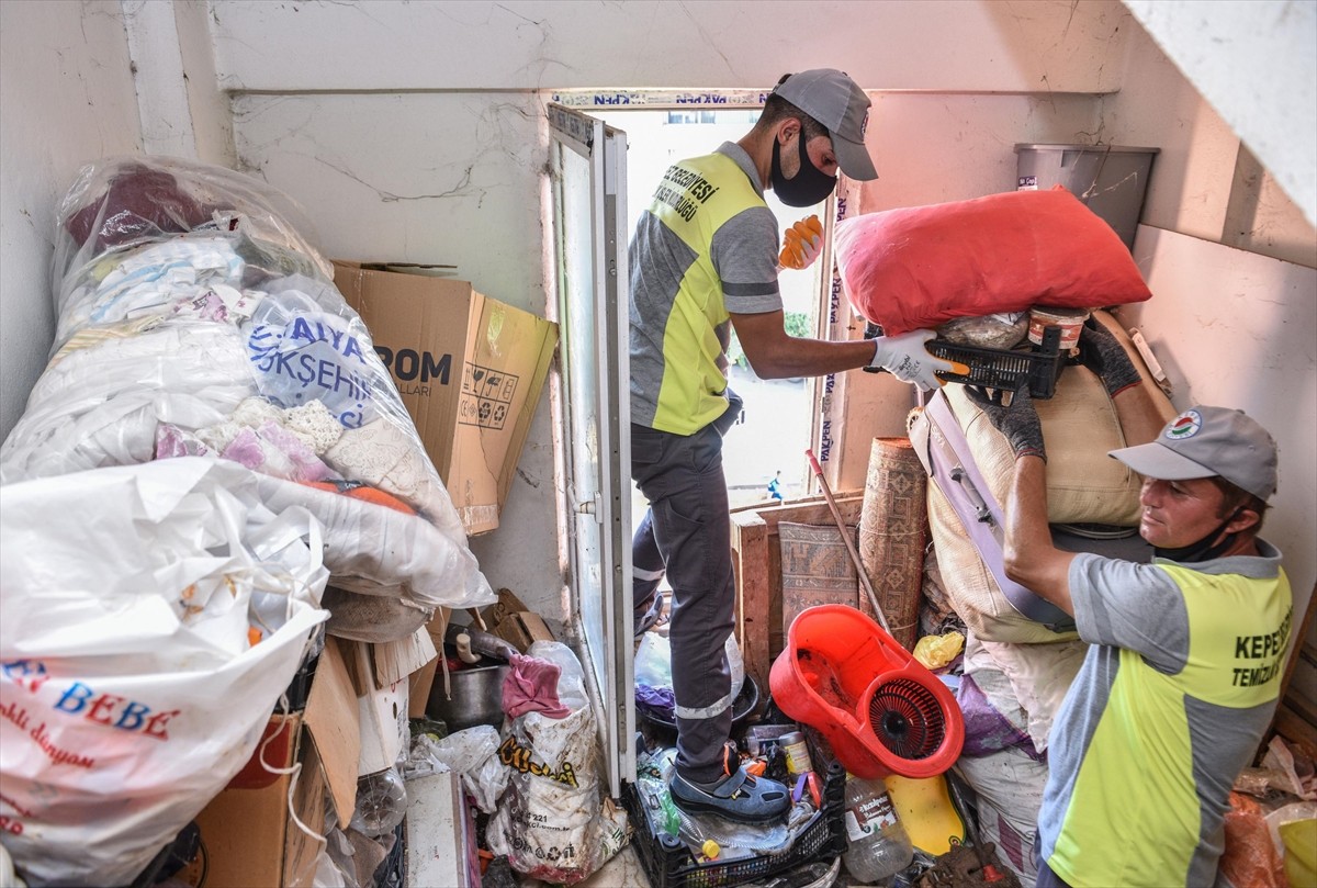 Antalya'nın Kepez ilçesinde bir apartmanda biriktirilen 6 kamyon atık belediye ekiplerince...