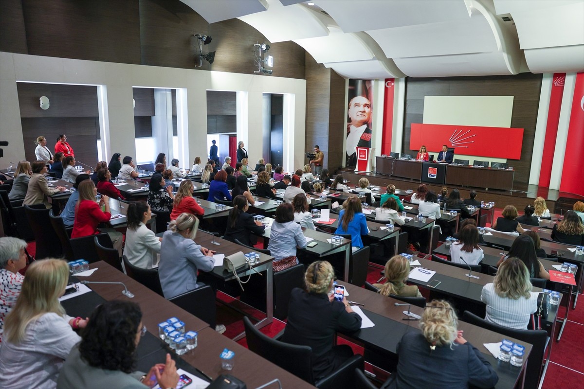 CHP Genel Başkanı Özgür Özel, CHP Kadın Kolları İl Başkanları toplantısında, kadın kolları...