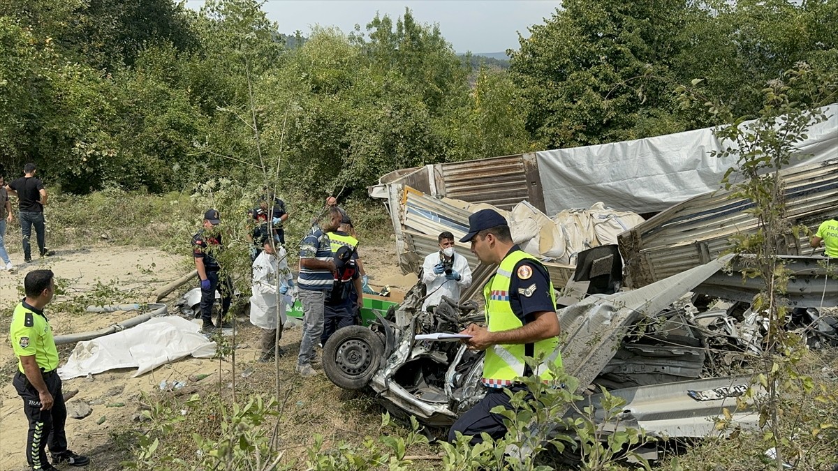 D-100 kara yolunun Düzce kesiminde tır ile otomobilin çarpışması sonucu 2 kişi hayatını kaybetti...