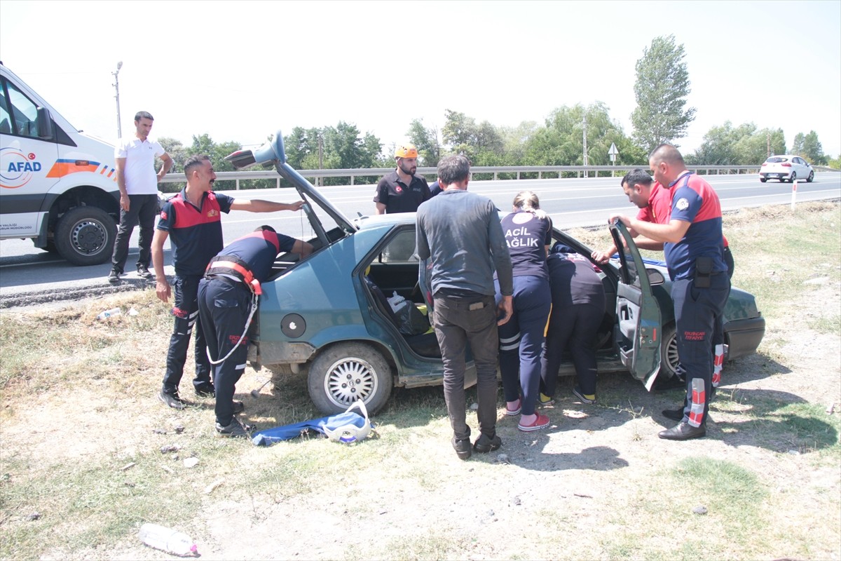 Erzincan'da yoldan çıkıp şarampole düşen otomobildeki ikisi çocuk 4 kişi yaralandı. Olay yerine...