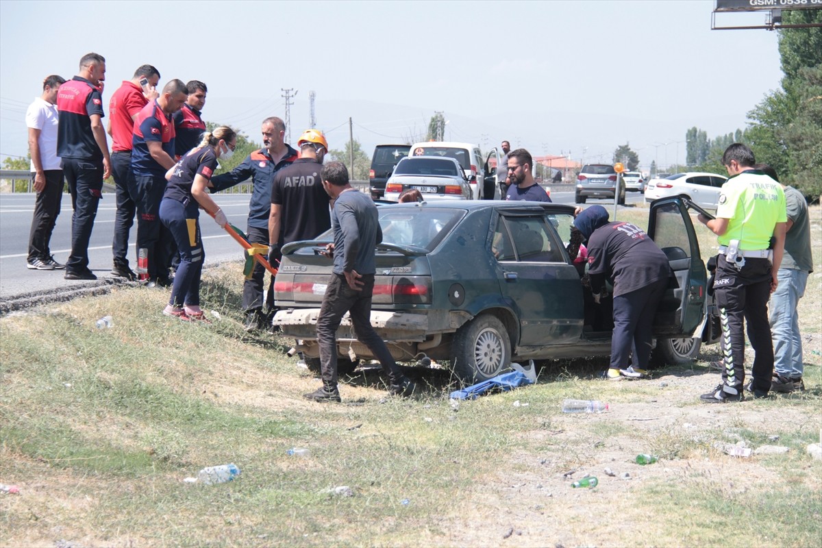 Erzincan'da yoldan çıkıp şarampole düşen otomobildeki ikisi çocuk 4 kişi yaralandı. Olay yerine...