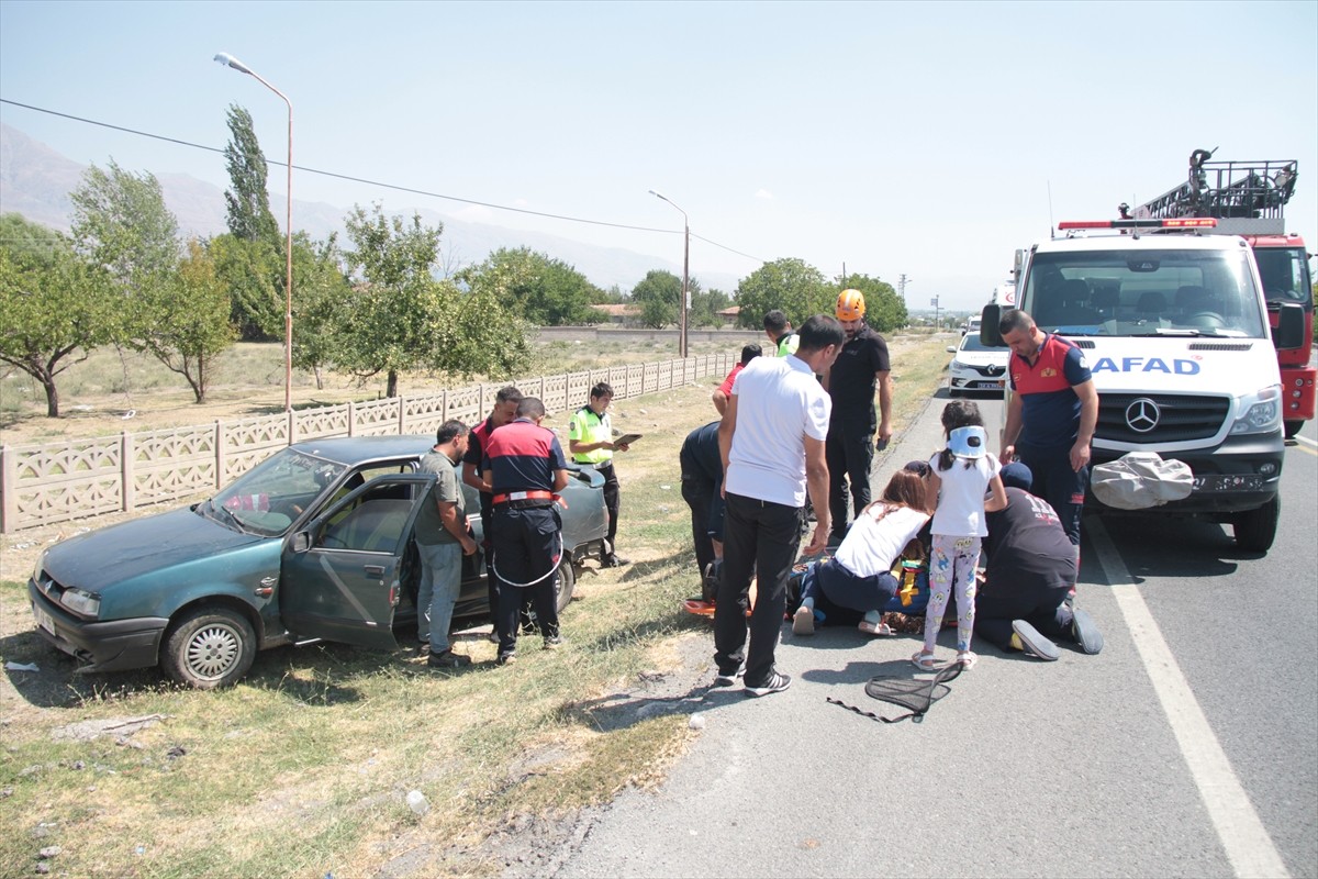 Erzincan'da yoldan çıkıp şarampole düşen otomobildeki ikisi çocuk 4 kişi yaralandı. Olay yerine...