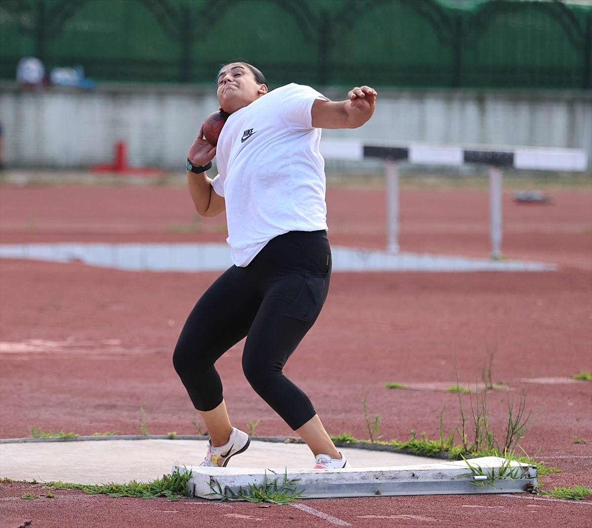 Fransa'da düzenlenecek Paris 2024 Paralimpik Oyunları'nda mücadele edecek sporculardan gülle...