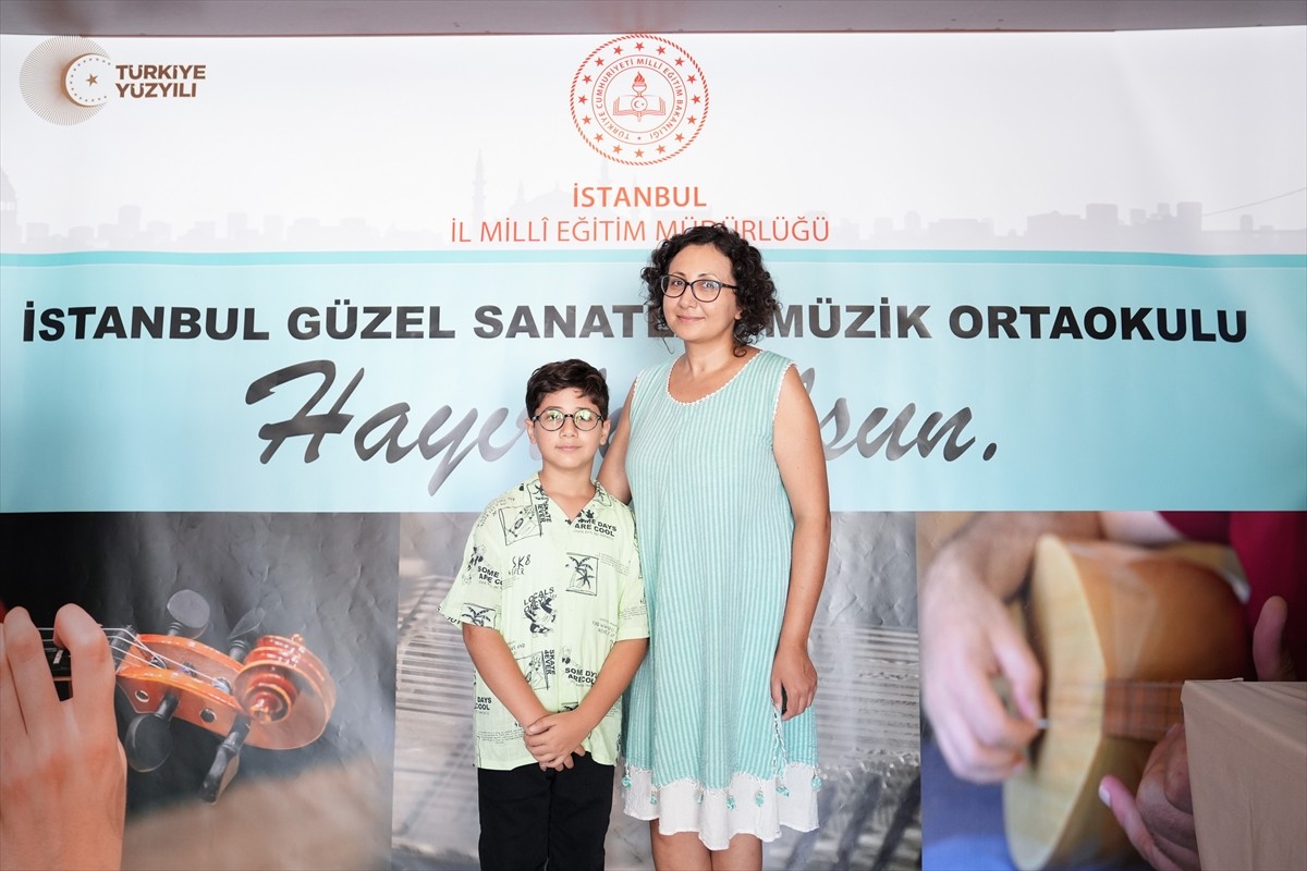 İstanbul İl Milli Eğitim Müdürü Murat Mücahit Yentür'ün (sağda) katılımıyla İstanbul'un ilk Güzel...