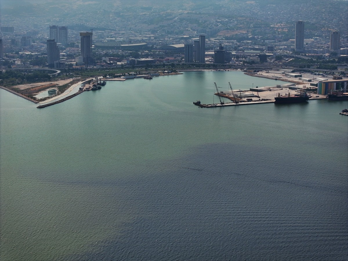 İzmir Körfezi'nde Bayraklı ilçesi sahilinde görülen balık ölümleri ve kötü koku, yayılarak...