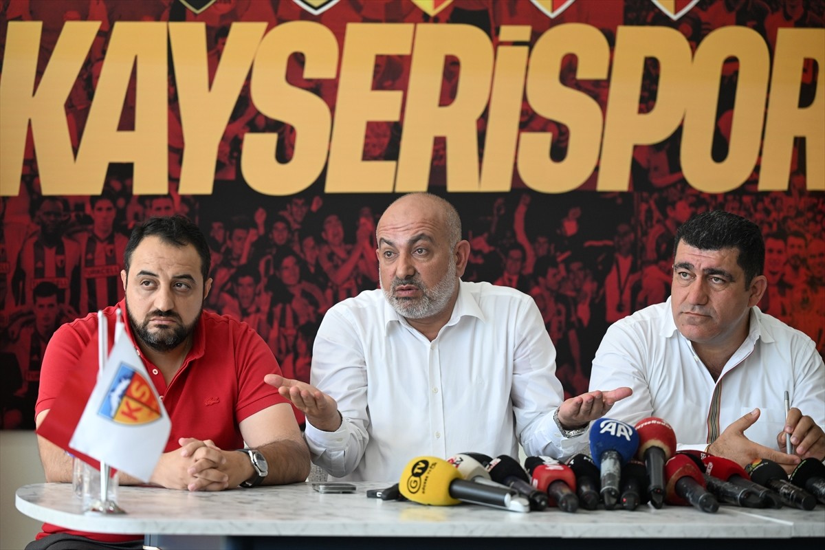 Kayserispor Kulübü Başkanı Ali Çamlı, kulüp tesislerinde düzenlediği basın toplantısında...