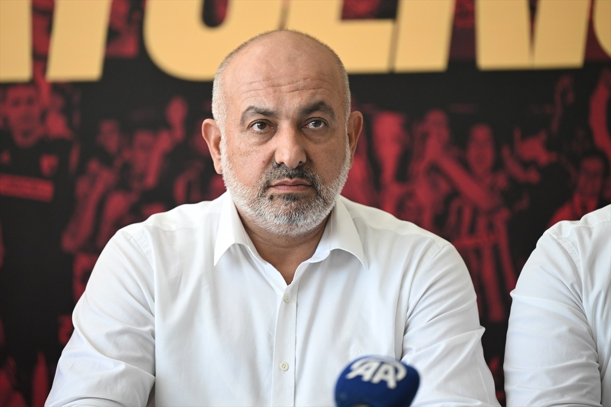 Kayserispor Kulübü Başkanı Ali Çamlı, kulüp tesislerinde düzenlediği basın toplantısında...