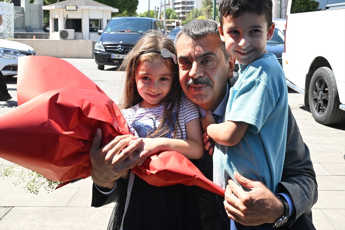 Milli Eğitim Bakanı Yusuf Tekin (sağ 2), Gaziantep'teki programı kapsamında, Valiliği ziyaret...