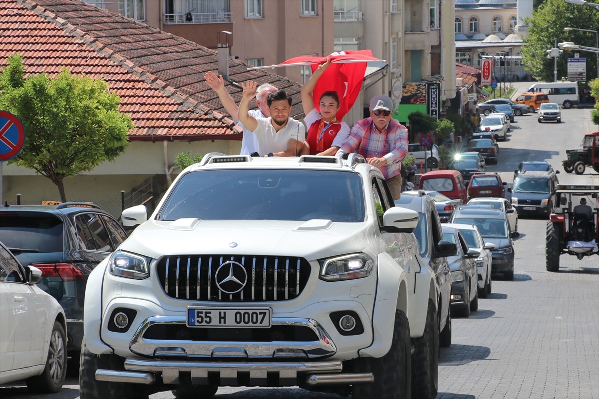 Moldova'da düzenlenen Dünya Şampiyonası'nda 55 kiloda sağ kolda dünya şampiyonu, sol kolda dünya...