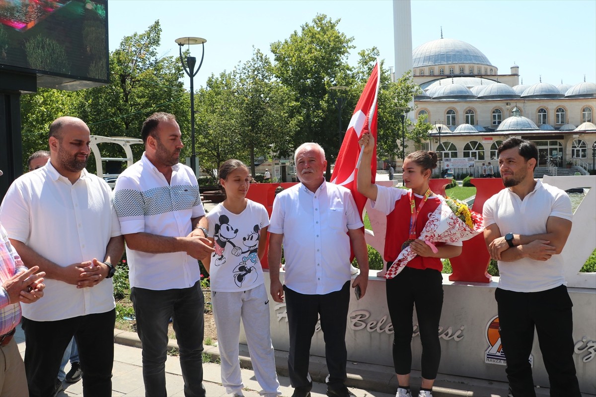 Moldova'da düzenlenen Dünya Şampiyonası'nda 55 kiloda sağ kolda dünya şampiyonu, sol kolda dünya...