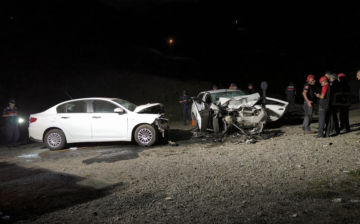 Rize'nin İkizdere ilçesinde 2 otomobilin çarpıştığı kazada 2 kişi öldü, 6 kişi...