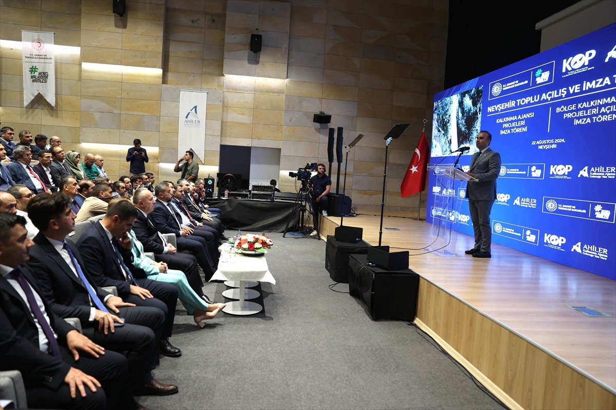 Sanayi ve Teknoloji Bakanı Mehmet Fatih Kacır, Ahiler Kalkınma Ajansı (AHİKA) Konferans Salonu'nda...