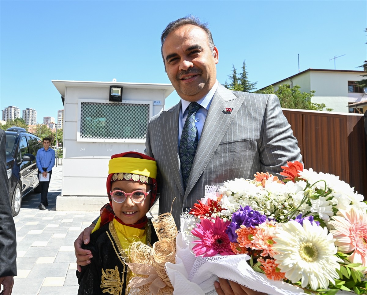 Sanayi ve Teknoloji Bakanı Mehmet Fatih Kacır (solda), Niğde'deki programı kapsamında Valiliği...