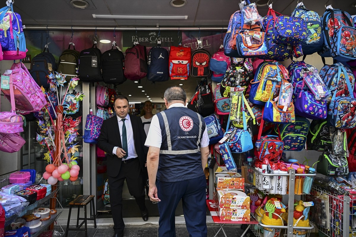 Ticaret Bakanlığı ekipleri okul alışverişlerinin yapıldığı başta zincir marketler ve kırtasiyeler...