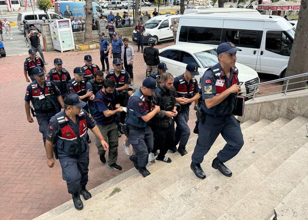 Trabzon'un Araklı ilçesinde, yangın çıkan evde cesedi bulunan 3 kişinin bıçaklanarak...