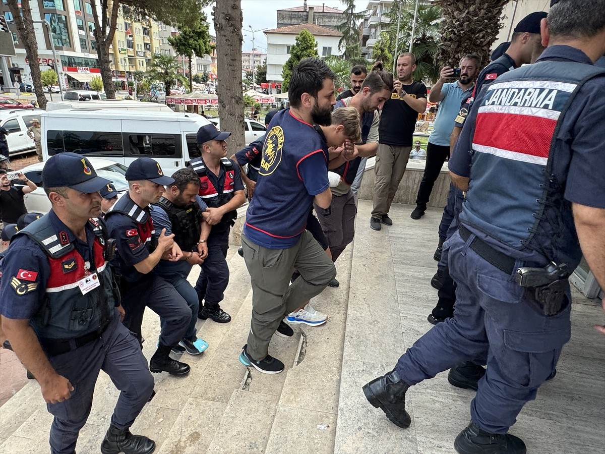 Trabzon'un Araklı ilçesinde, yangın çıkan evde cesedi bulunan 3 kişinin bıçaklanarak...