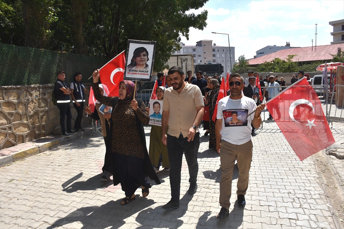 Van'da çocukları dağa kaçırılan aileler, Halkların Eşitlik ve Demokrasi Partisi (DEM Parti) İl...