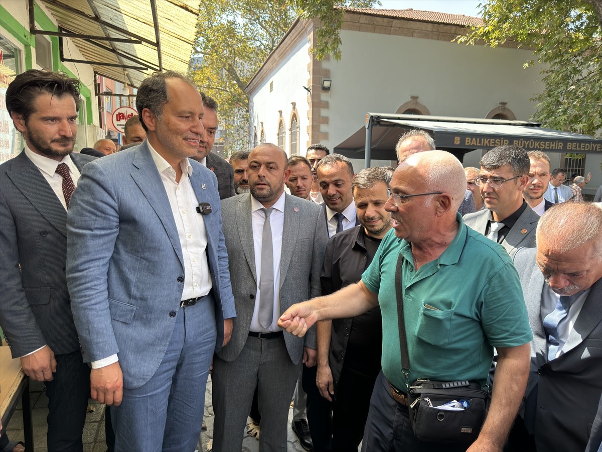 Yeniden Refah Partisi Genel Başkanı Fatih Erbakan, Balıkesir'in Kepsut ilçesinde esnaf ziyaretinde...