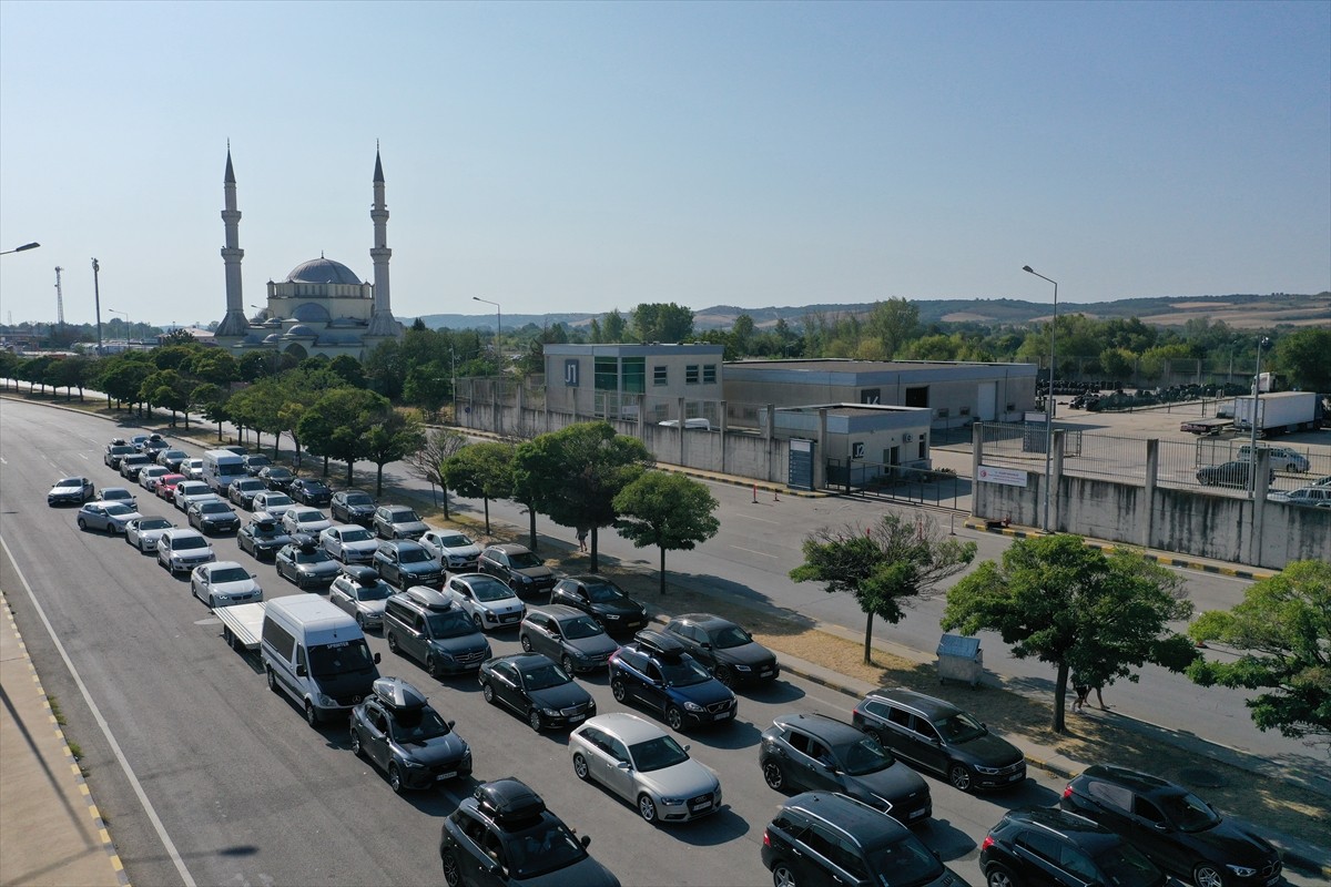 Yıllık izinlerini memleketlerinde geçiren gurbetçilerin, yaşadıkları ülkelere dönüş yolculukları...