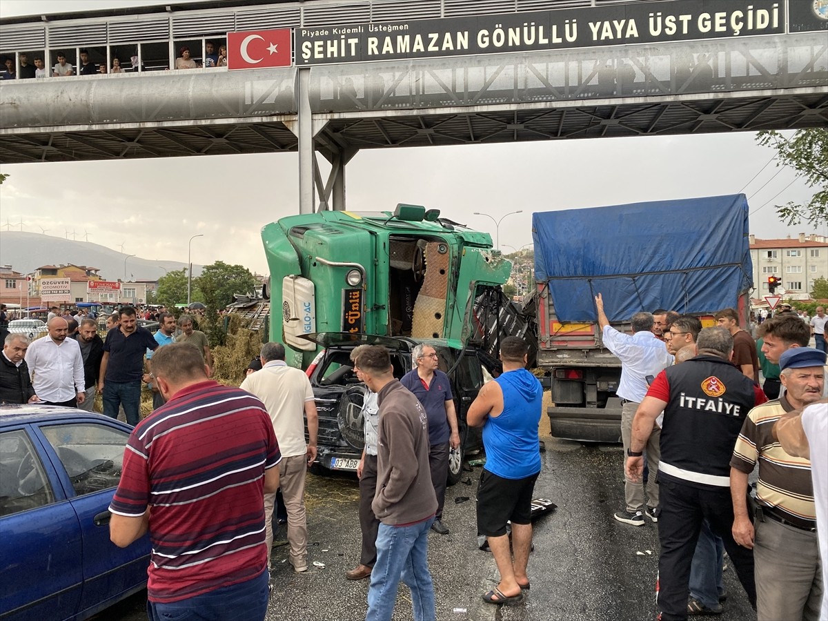 Afyonkarahisar'ın Dinar ilçesinde meydana gelen zincirleme trafik kazasında 2 kişi yaşamını...