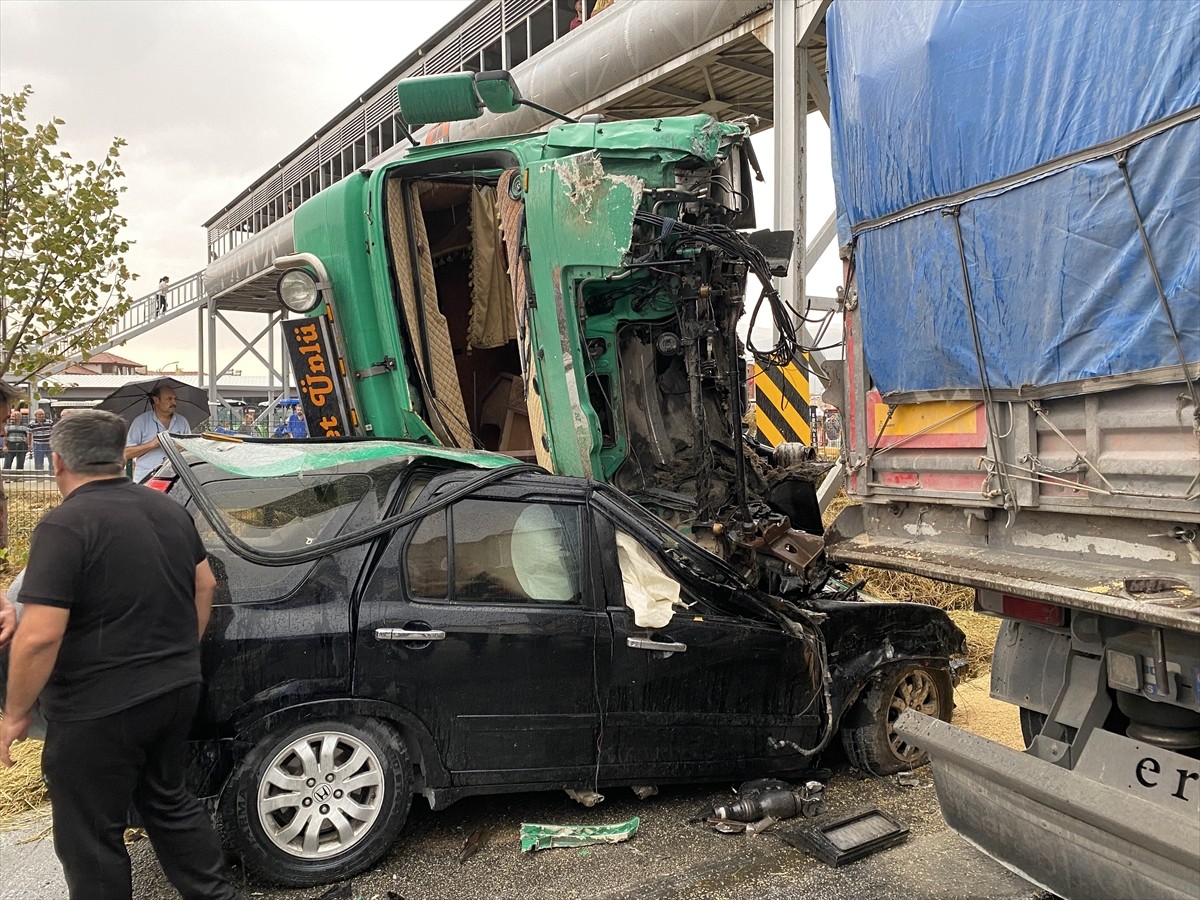 Afyonkarahisar'ın Dinar ilçesinde meydana gelen zincirleme trafik kazasında 2 kişi yaşamını...