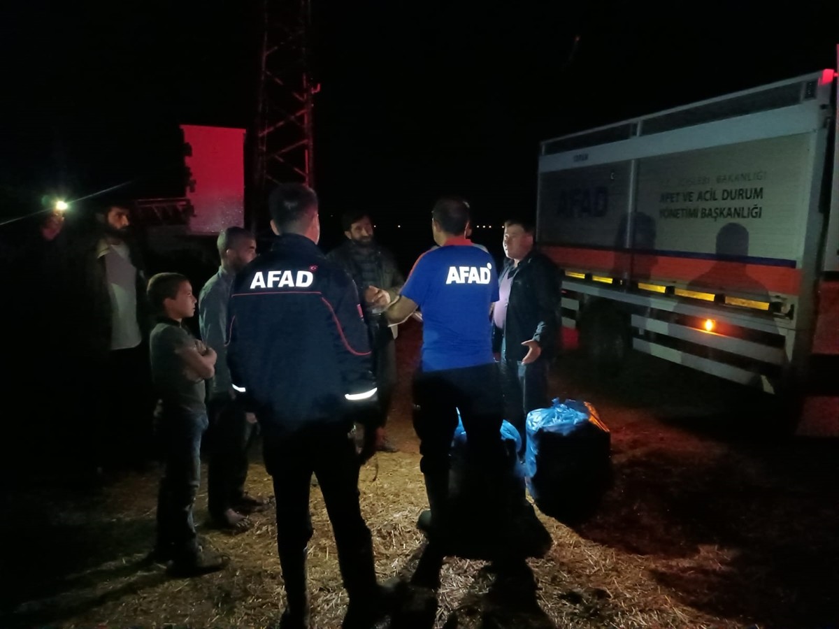 Çorum’da etkili olan sağanak nedeniyle mevsimlik tarım işçilerinin kaldığı çadırları su bastı. 18...