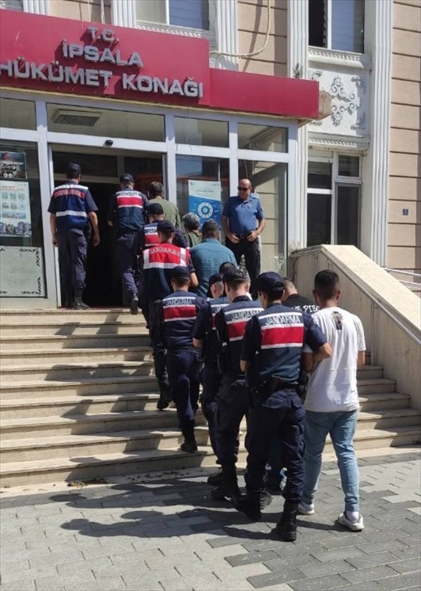 Edirne'de yasa dışı yollarla Yunanistan'a kaçmaya çalışırken yakalanan 3'ü FETÖ üyesi 8 şüpheli...