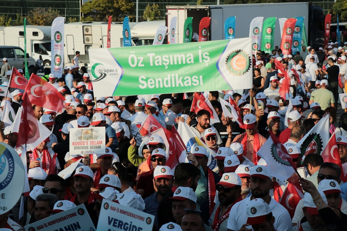 HAK-İŞ Genel Başkanı Mahmut Arslan, üyeleriyle Kayseri Organize Sanayi Bölgesi'ndeki bir alanda...