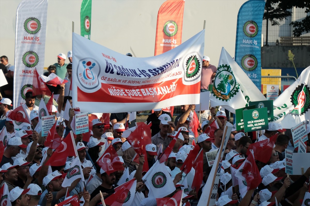 HAK-İŞ Genel Başkanı Mahmut Arslan, üyeleriyle Kayseri Organize Sanayi Bölgesi'ndeki bir alanda...