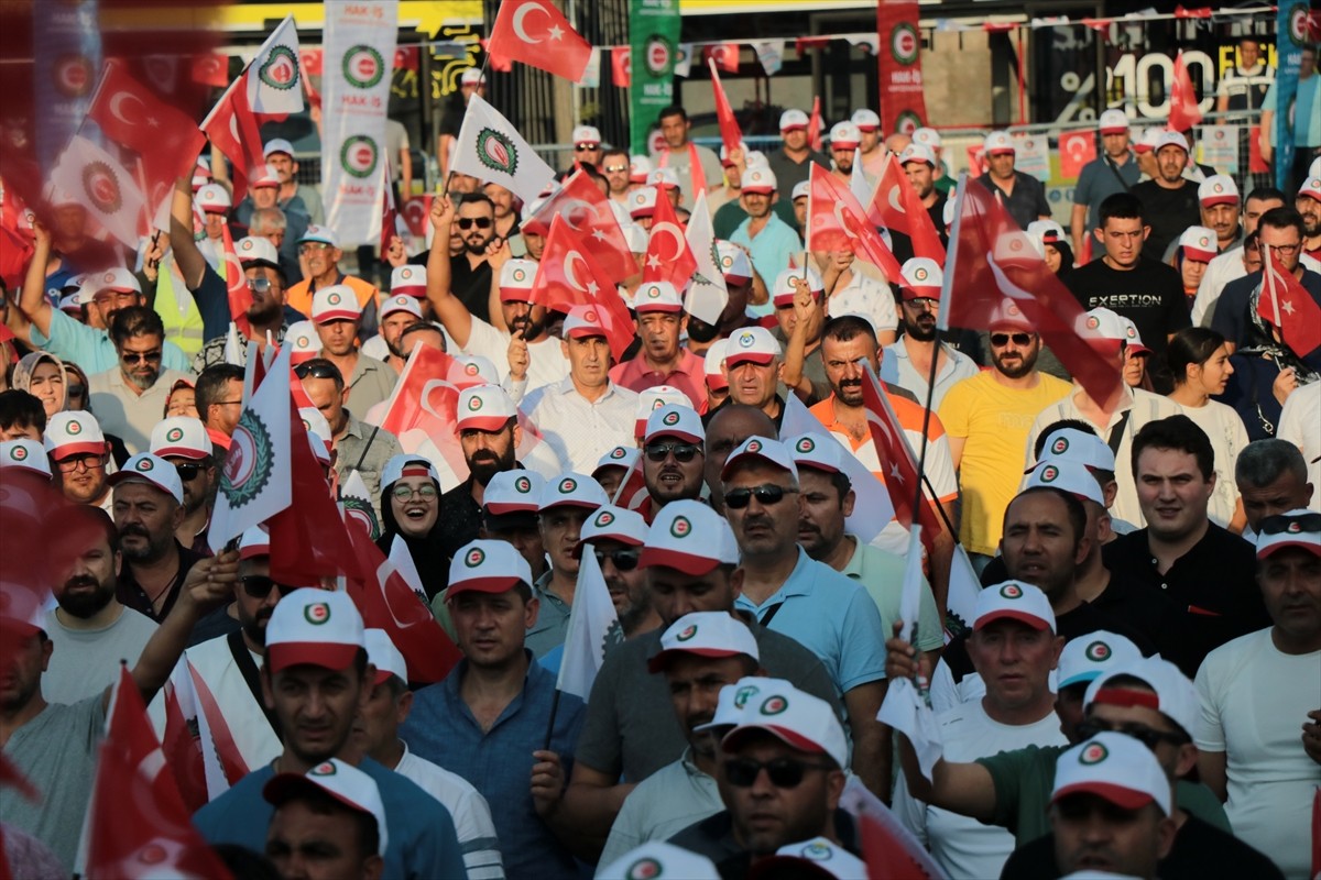 HAK-İŞ Genel Başkanı Mahmut Arslan, üyeleriyle Kayseri Organize Sanayi Bölgesi'ndeki bir alanda...