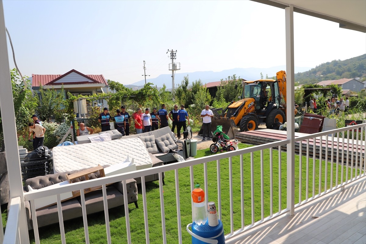 İzmir'in Menderes ilçesinde kanuna aykırı inşa edildiği belirlenen 156 hobi bahçesinin yıkılmaya...