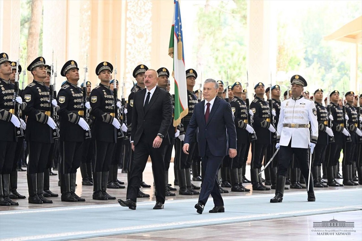 Özbekistan Cumhurbaşkanı Şevket Mirziyoyev (sağda) ve Azerbaycan Cumhurbaşkanı İlham Aliyev...