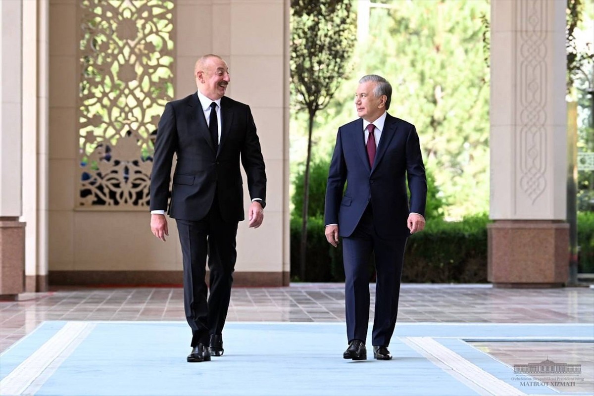 Özbekistan Cumhurbaşkanı Şevket Mirziyoyev (sağda) ve Azerbaycan Cumhurbaşkanı İlham Aliyev...