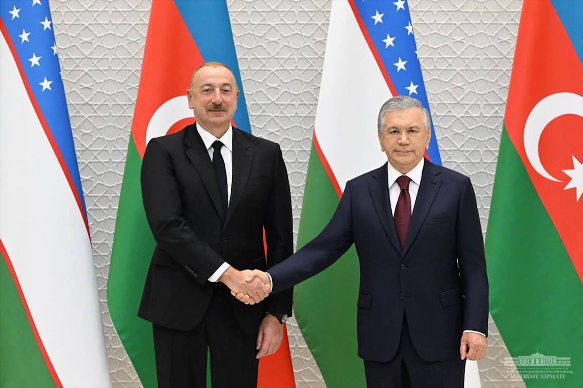 Özbekistan Cumhurbaşkanı Şevket Mirziyoyev (sağda) ve Azerbaycan Cumhurbaşkanı İlham Aliyev...