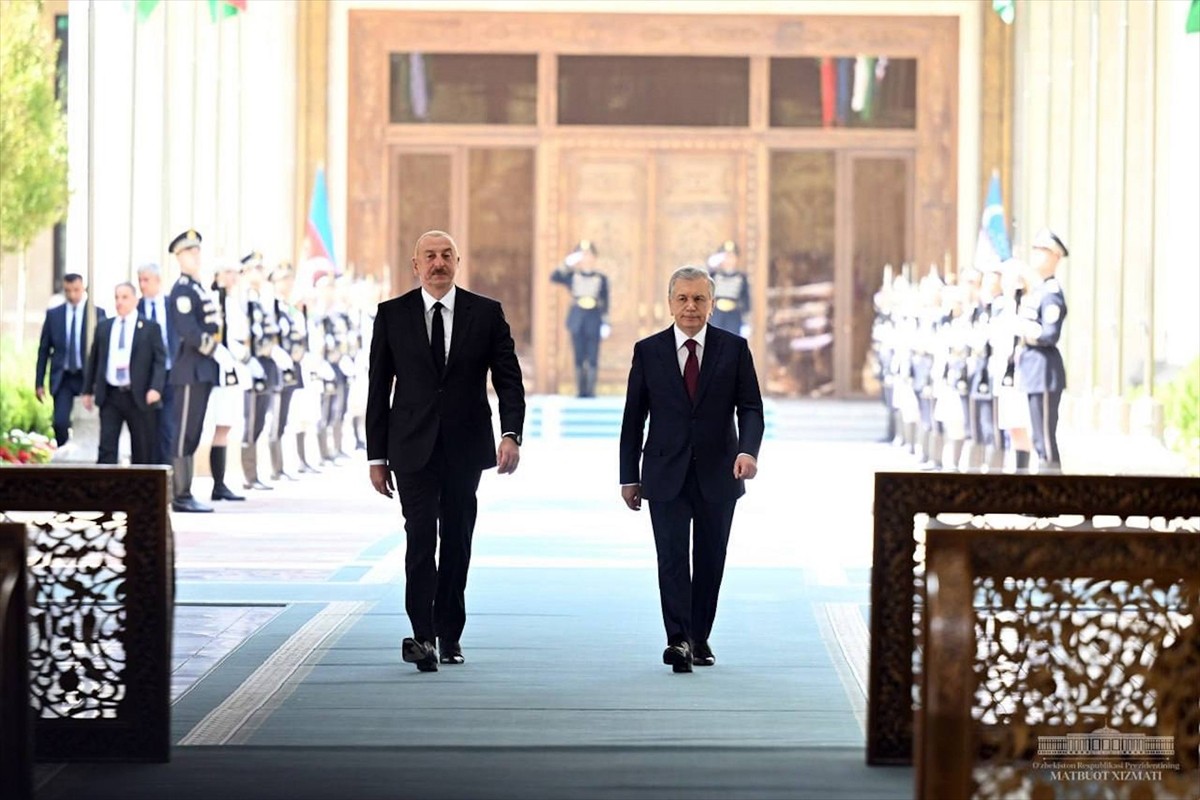 Özbekistan Cumhurbaşkanı Şevket Mirziyoyev (sağda) ve Azerbaycan Cumhurbaşkanı İlham Aliyev...