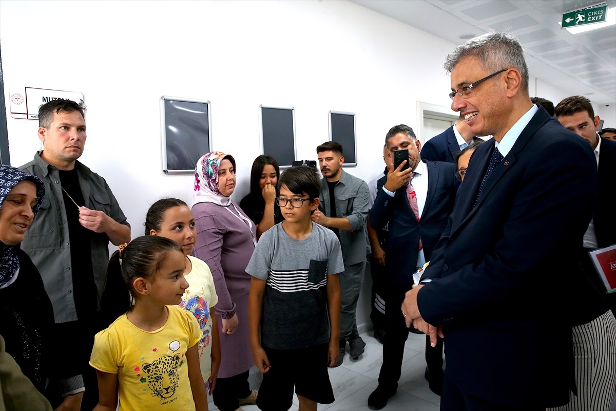 Sağlık Bakanı Kemal Memişoğlu, programı kapsamında Hatay'da çeşitli ziyaretler gerçekleştirdi....