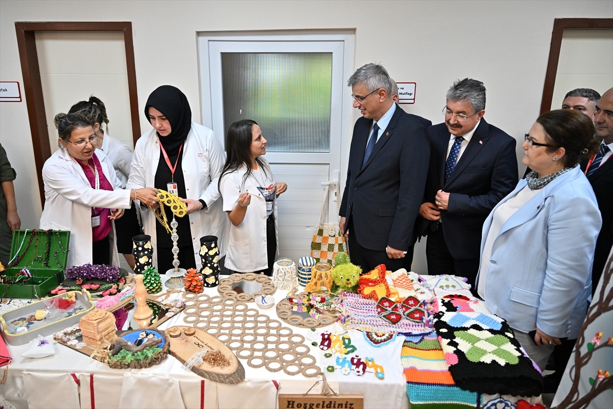 Sağlık Bakanı Kemal Memişoğlu (sol 4), Osmaniye Valiliğini ziyaret etti. Bakan Memişoğlu, burada...