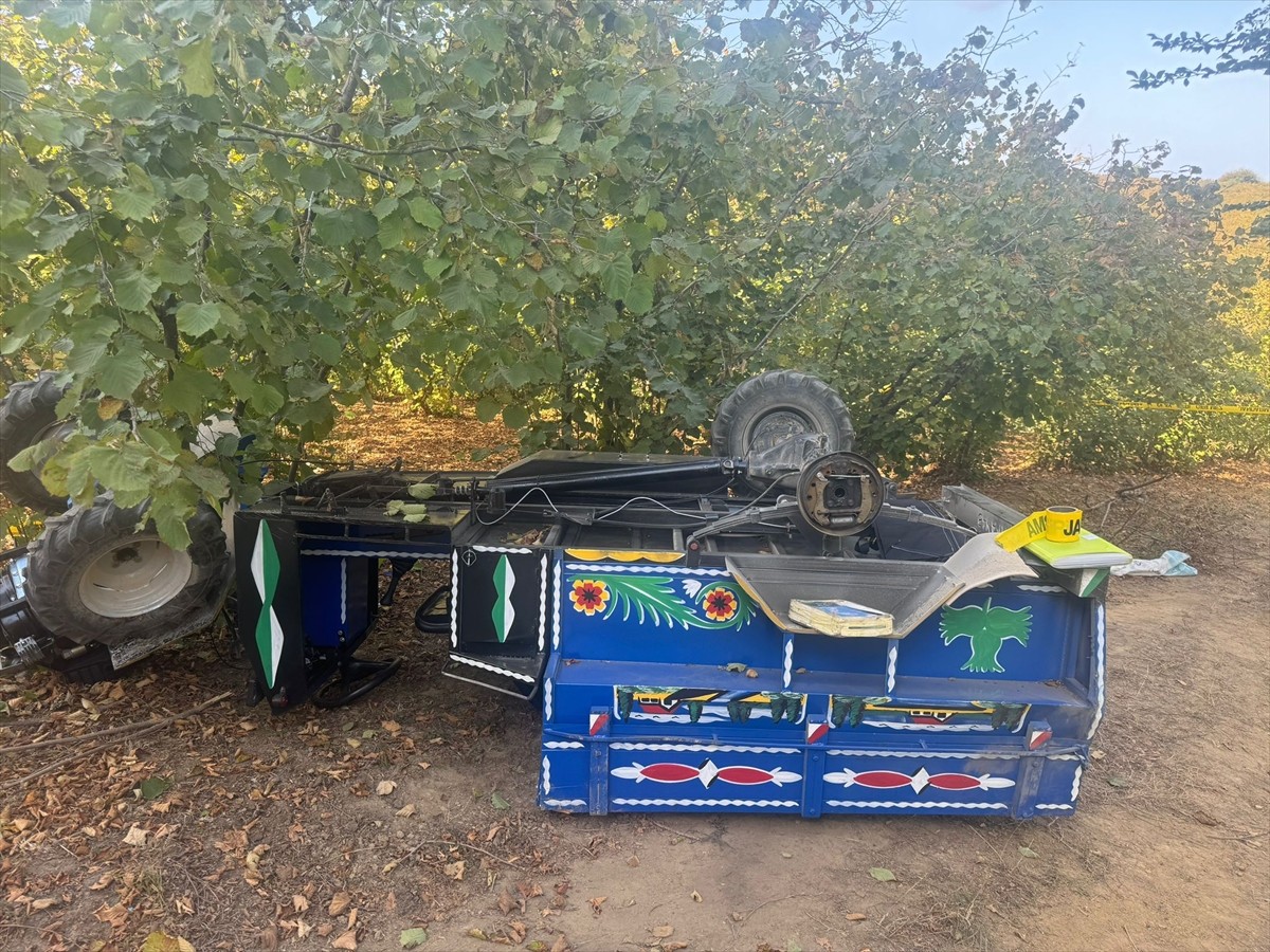 Sakarya'nın Karasu ilçesinde tarım aracının devrilmesi sonucu 1 kişi hayatını kaybetti, 3 kişi...