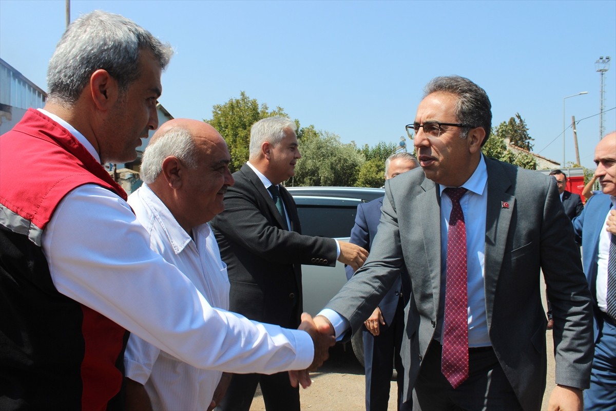 Tarım ve Orman Bakan Yardımcısı Prof. Dr. Ahmet Gürmen (sağda), İzmir'in Ödemiş ilçesinde yeni...