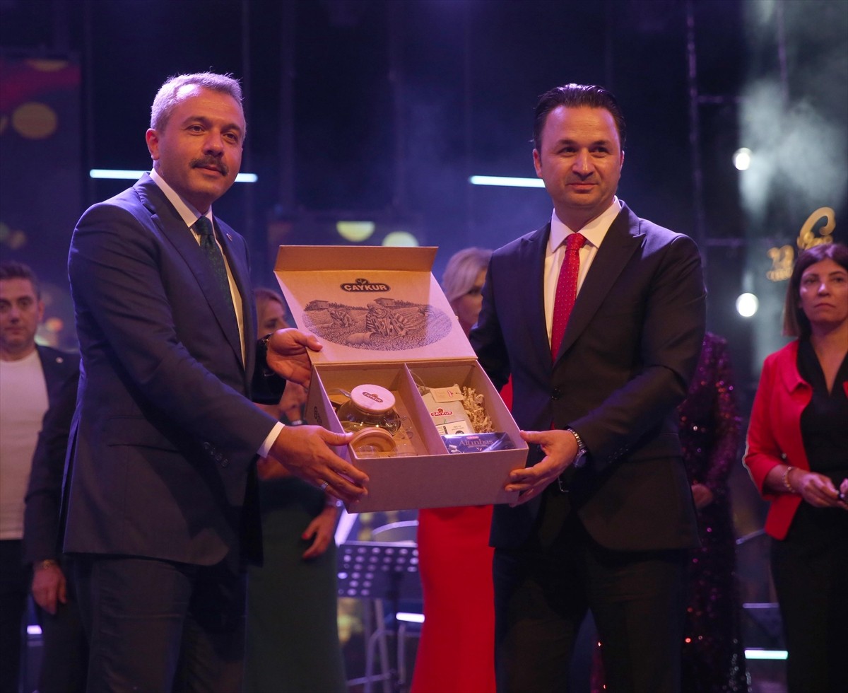 "TRT Sanatçıları Şehir Konserleri" Rize'de devam etti.