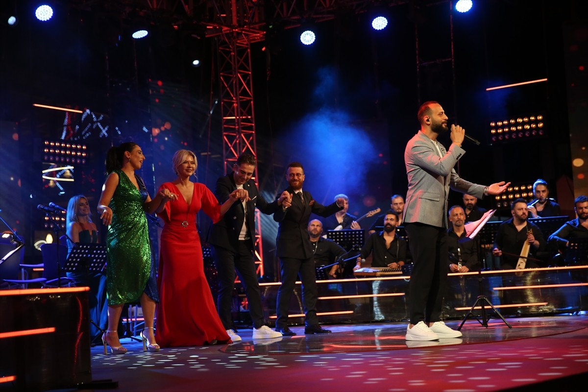 "TRT Sanatçıları Şehir Konserleri" Rize'de devam etti.