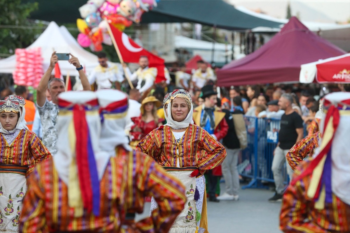 Uşak'ta, Eşme 26. Uluslararası Turistik Kilim, Kültür ve Sanat Festivali açılış töreniyle başladı....