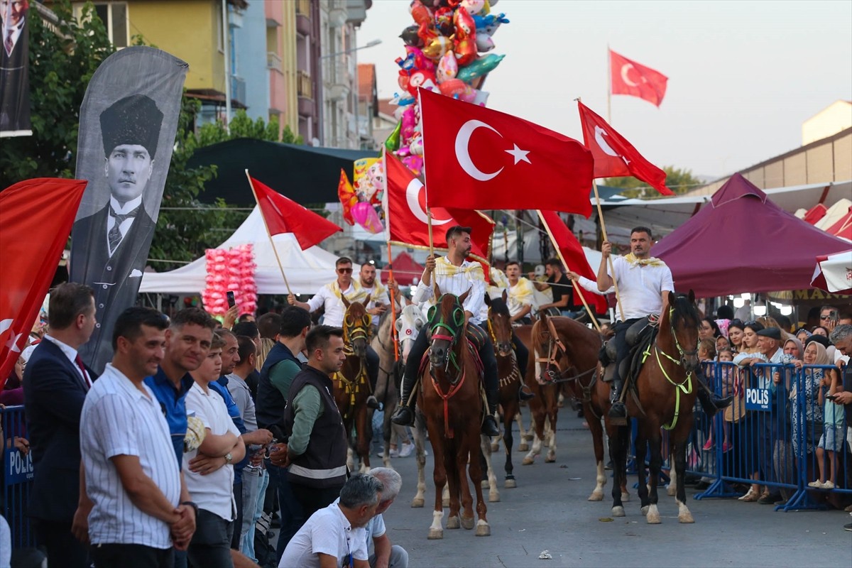 Uşak'ta, Eşme 26. Uluslararası Turistik Kilim, Kültür ve Sanat Festivali açılış töreniyle başladı....