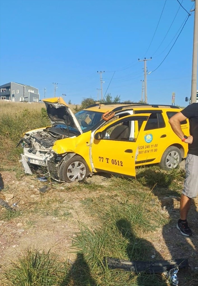 Yalova'nın Çınarcık ilçesinde taksi ile otomobilin çarpıştığı kazada yaralanan 5 kişi, hastanede...