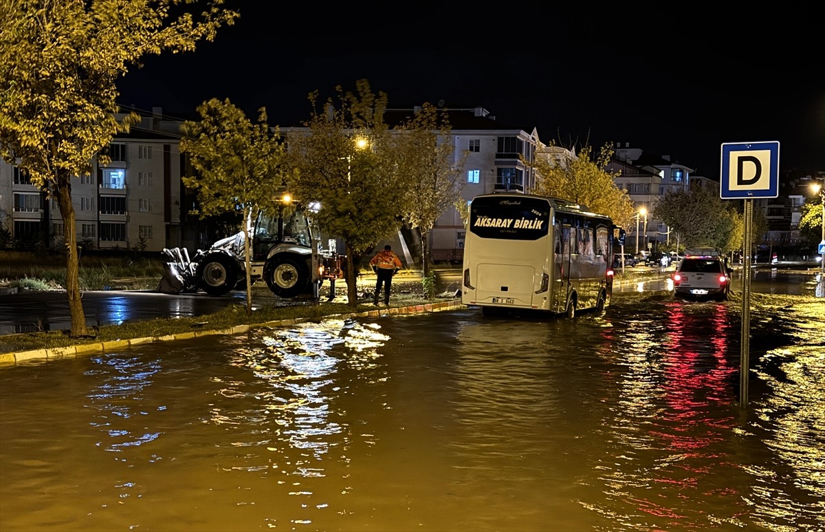 Aksaray'da sağanak sonrası su baskınları meydana geldi, dolu nedeniyle çok sayıda araç hasar...