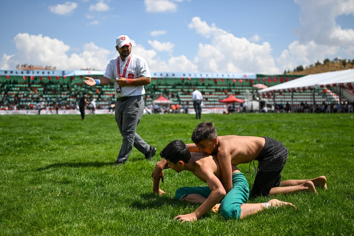 Ankara'daki Bağlum Stadı'nın ev sahipliği yaptığı 1. Taha Akgül Karakucak Güreşleri...